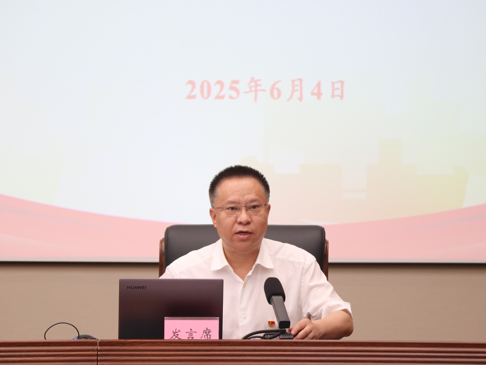 第90期市厅级领导干部进修班学员代表何洪波作交流发言_副本.jpg