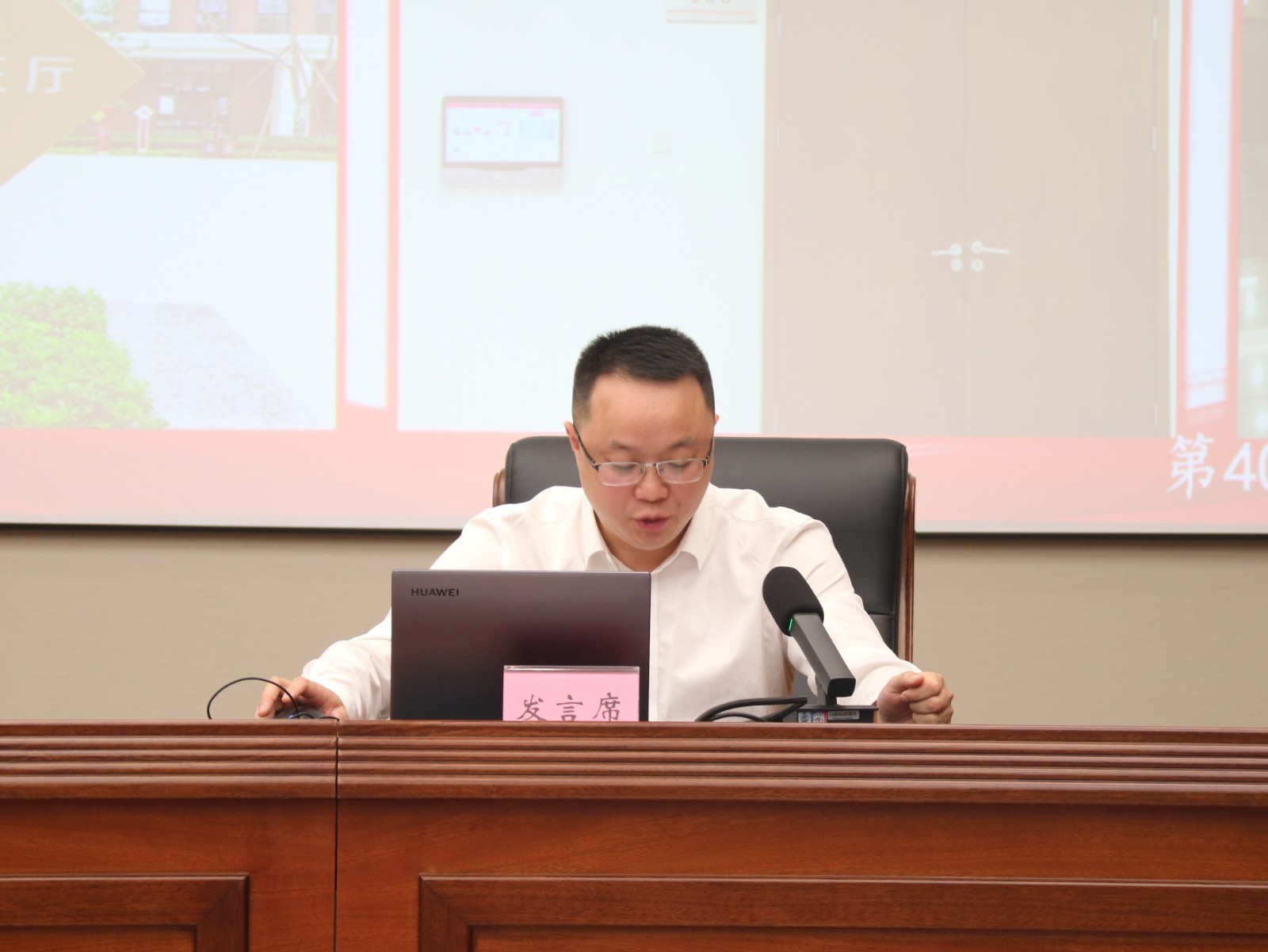 第40期民族地区领导干部培训班学员代表何银波作交流发言_副本.jpg