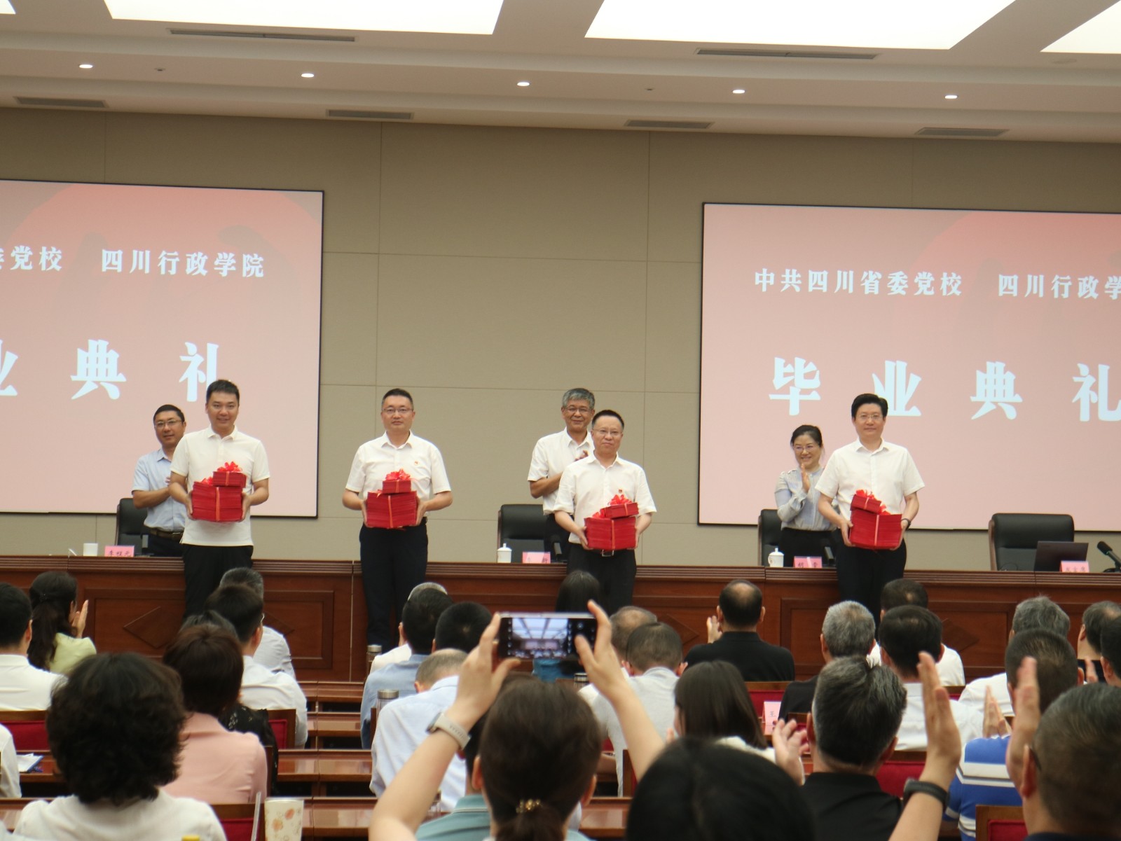 配图2：学员代表领取毕业证书_副本.jpg