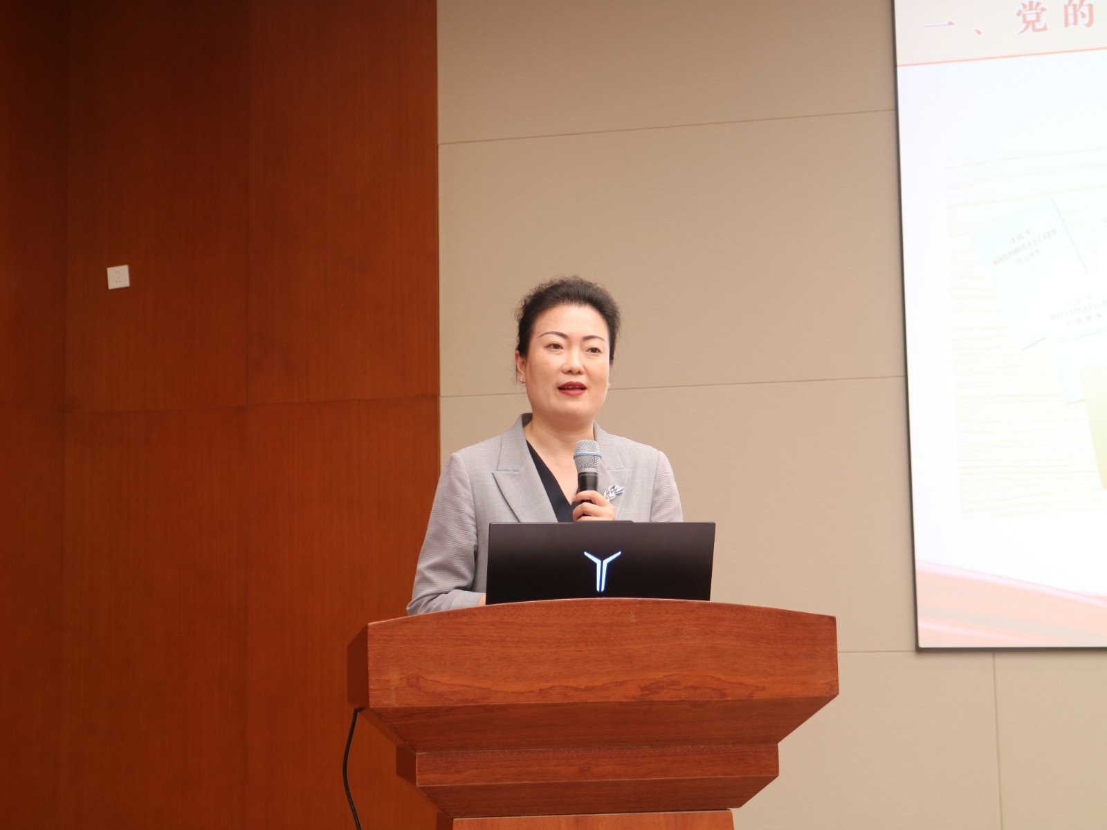 第34期中青年干部培训班一班学员代表曾令举作交流发言_副本.jpg