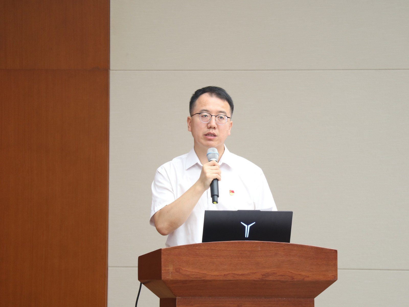 第34期中青年干部培训班二班学员代表慕生禄作交流发言_副本.jpg