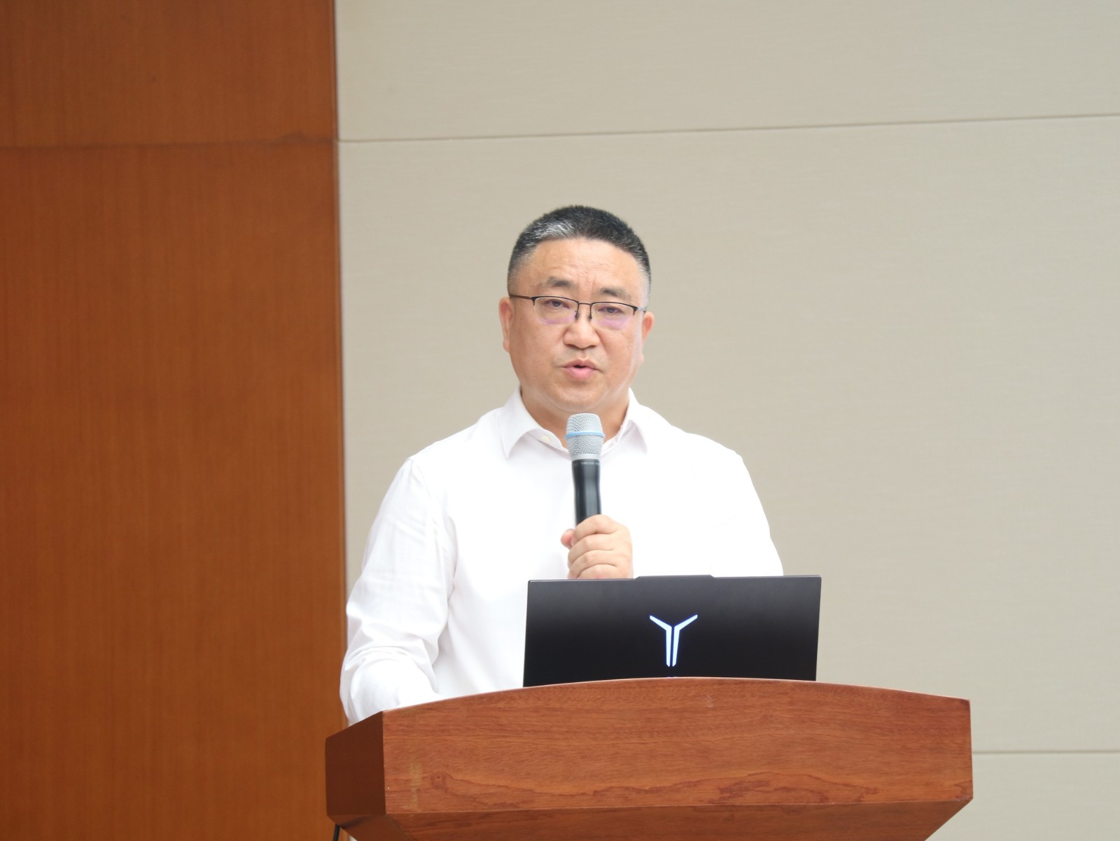 第34期中青年干部培训班三班学员代表龚昌华作交流发言_副本.jpg
