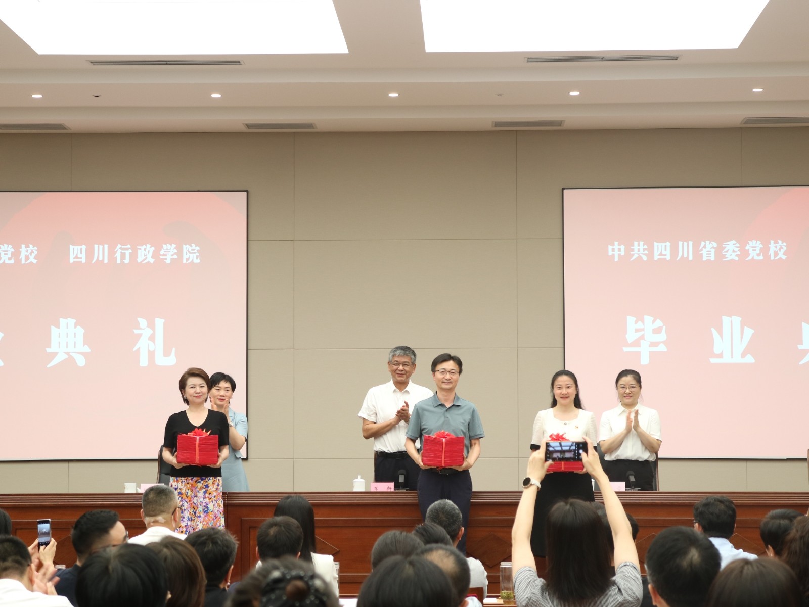 配图4：学员代表领取毕业证书_副本.jpg